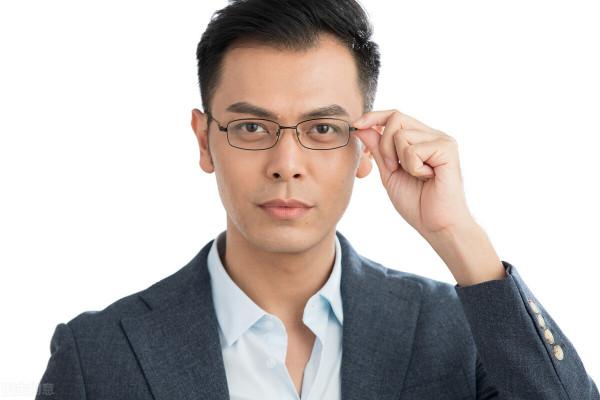 每個人都有低谷期，我們靠什麼走出低谷期？唯有肯思變，敢於破局