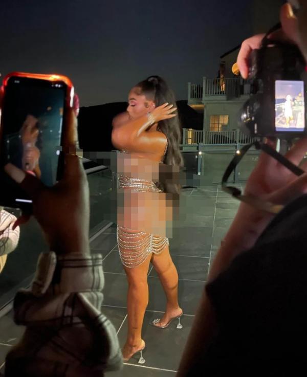 唐斯女友身穿鑽石裙子,高調炫富,遭網友吐槽整容過度 唐斯女友身穿鑽石裙子,高調炫富,遭網友吐槽整容過度