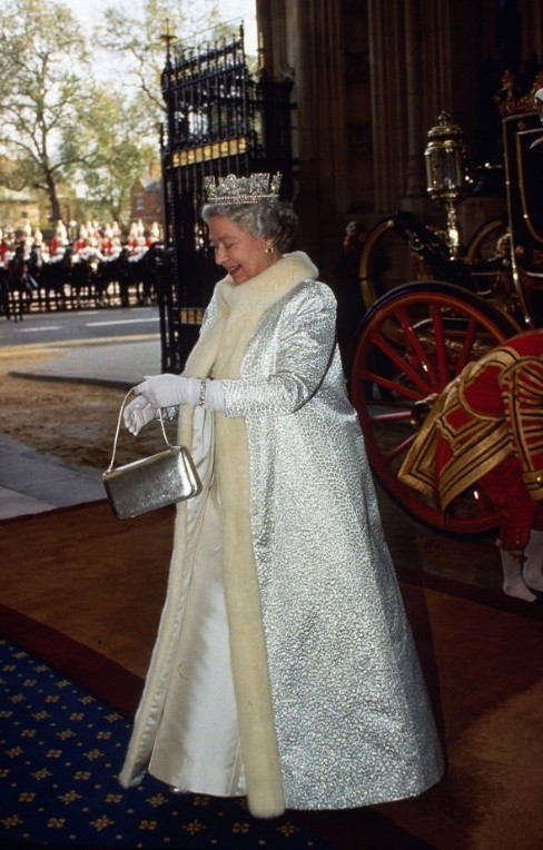 英女王“抗凍”有絕招：13歲開始穿純白皮草，93歲才宣佈不穿真皮