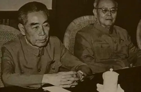 周恩來病重期間，每次做手術，在手術室外一直守護著的人是誰？