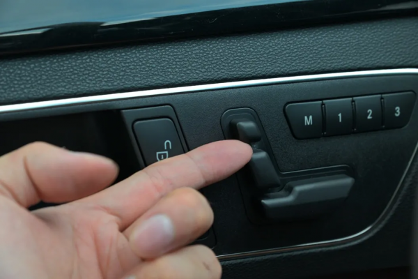 苦等兩年,終得六缸自吸賓士E300L,9年只跑4.5萬公里 苦等兩年,終得六缸自吸賓士E300L,9年只跑4.5萬公里