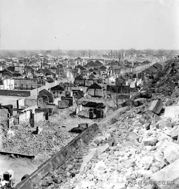 清末老照片：藝人持雙刀威猛霸氣，東北地主坐房頂滿臉愁緒