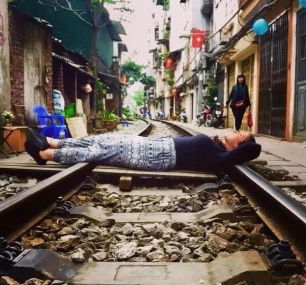 當火車開過來時，人躺在鐵軌中間能活命嗎？解開大家多年的疑惑