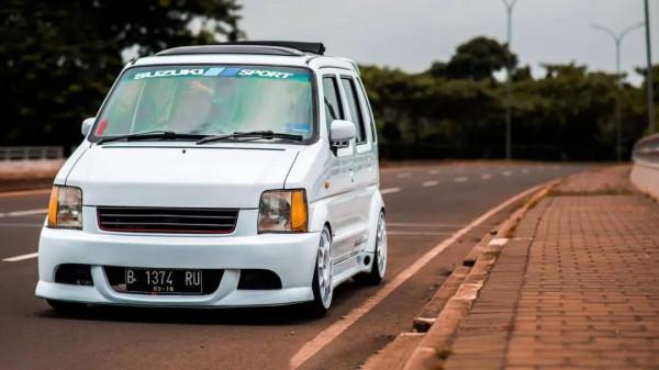 小車不是苟且，是詩和遠方的田野