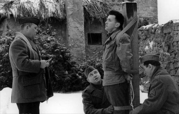 艾迪臨死前質問營長：逃兵那麼多，為何只槍斃我？營長：因為你傻