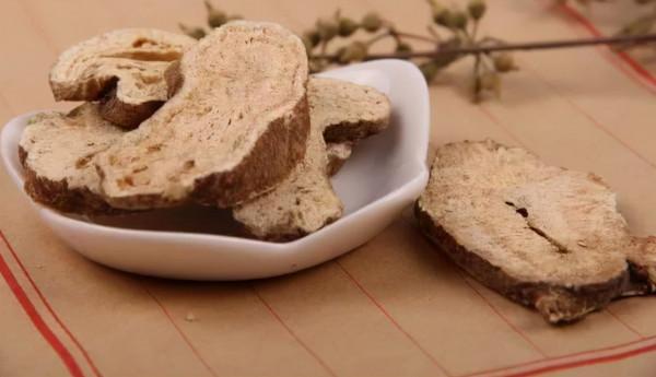 有胃痛的人，建議常用這幾種食材泡水喝，或有助修復胃粘膜