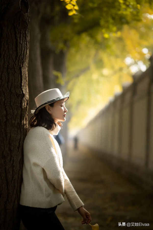 央視主持劉芳菲不上班真會打扮，穿毛衣配蕾絲帽，杏樹底下似名媛