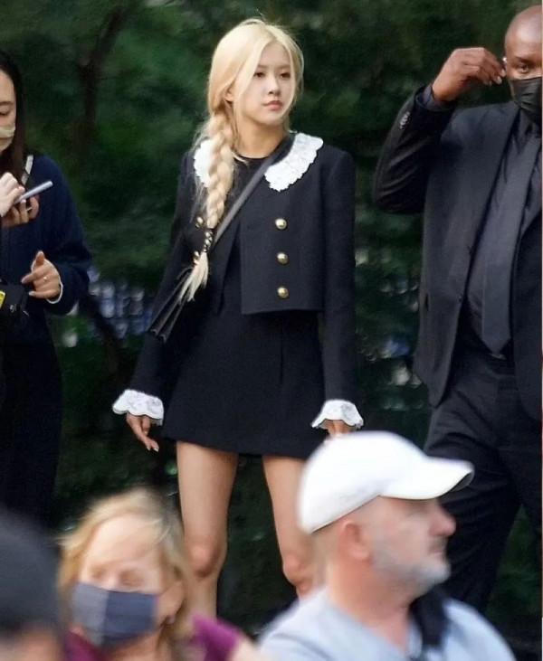 人間YSL認證?BLACKPINK Rosé現身紐約街頭,金髮韓風再拍時尚大片 人間YSL認證?BLACKPINK Rosé現身紐約街頭,金髮韓風再拍時尚大片