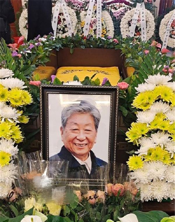 鞏俐恩師梁伯龍舉辦告別儀式，夏雨等學生送花圈，外甥女發文悼念