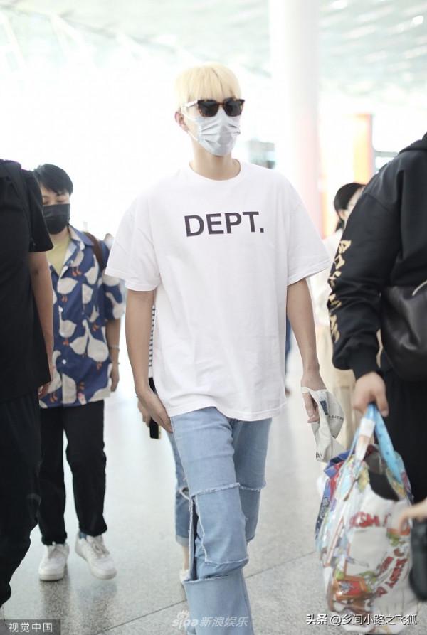 陳飛宇白金髮戴墨鏡潮流炫酷 穿簡約白T搭牛仔褲清爽休閒
