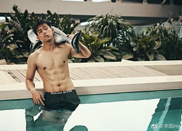 男星的腹肌有多炫，看到吳磊，網友表示：這聲老公我先叫