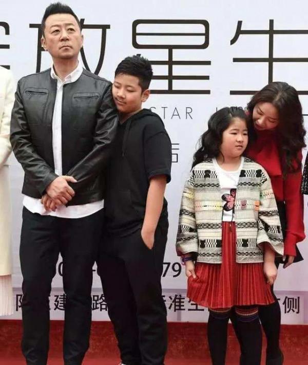 郭濤夫婦罕見同臺，小15歲老婆穿西裝端莊優雅，氣質不輸女明星