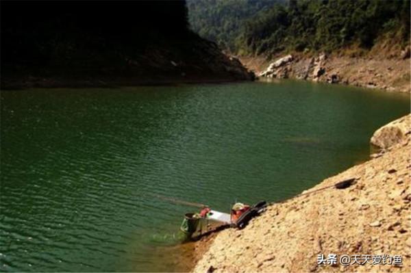 冬至過後天寒地凍，魚群位置又“轉移”了，這4個地方才有魚窩