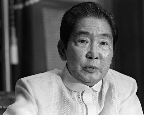 菲律賓前總統潛逃美國，下飛機時財產被沒收，光黃金就有300多箱