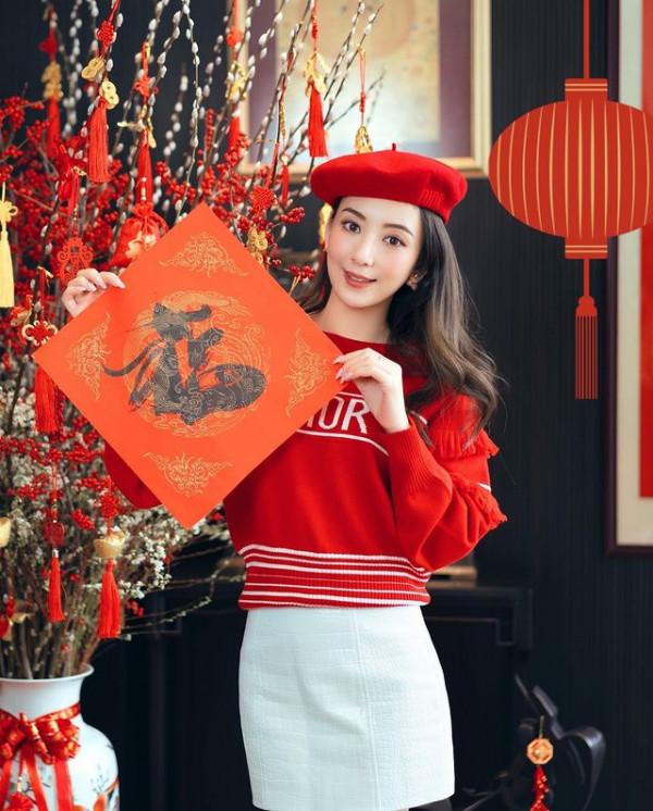 方媛給大家拜年，手拿郭富城寫的福字，地上的百萬古董花瓶搶鏡