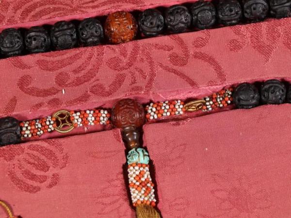 清 沉香雕團壽紋手持朝珠一套。規格：珠徑1.2cm