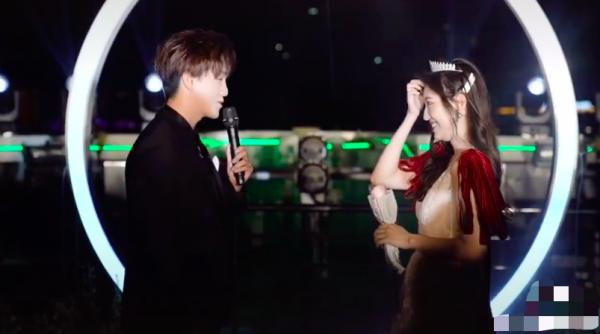 百萬粉網紅求婚現場太奢華,鑽戒是baby同款,女方曾獲王思聰追求 百萬粉網紅求婚現場太奢華,鑽戒是baby同款,女方曾獲王思聰追求