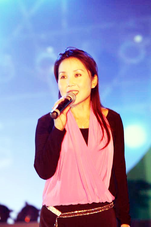 著名歌唱家胡月：嫁給陸劍民，造病歷騙父親，父親去世後泣不成聲