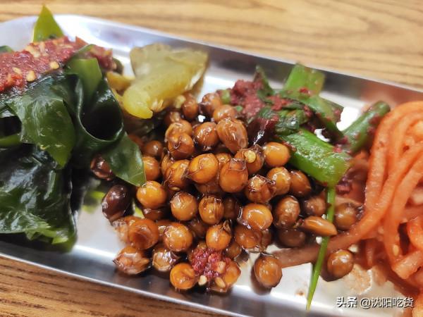 不是西塔味兒的醬湯，泡飯配免費自助小菜，最後喝得一滴不剩