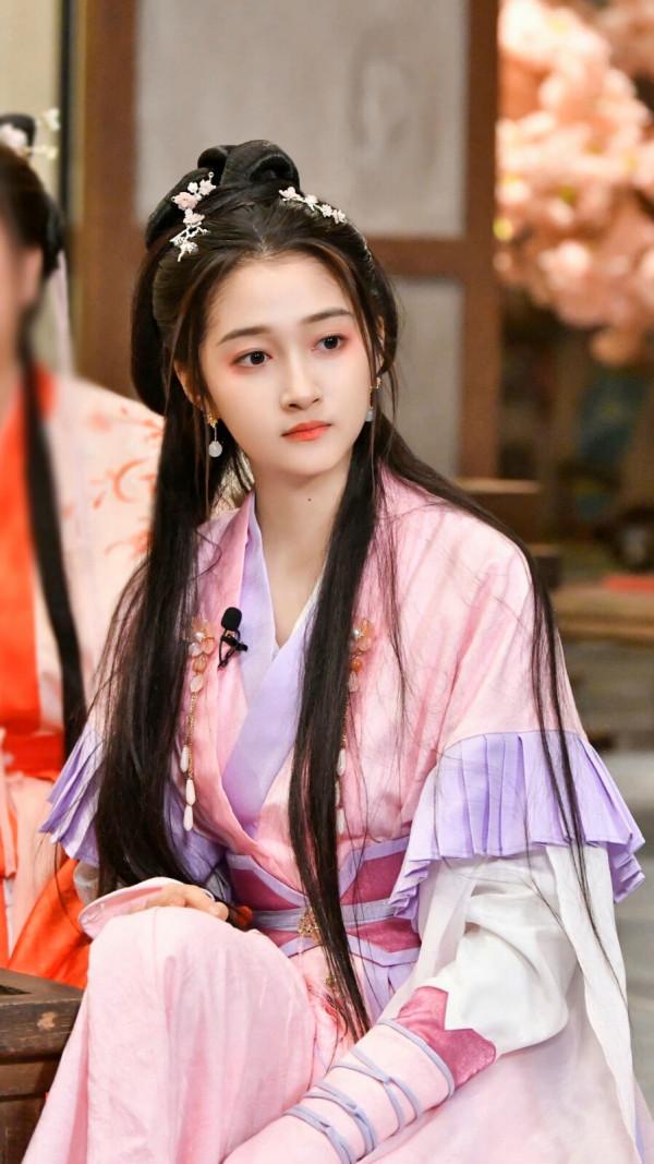 這4位女星，明明身高很高，卻長了一張“萌妹臉”！反差感太強了