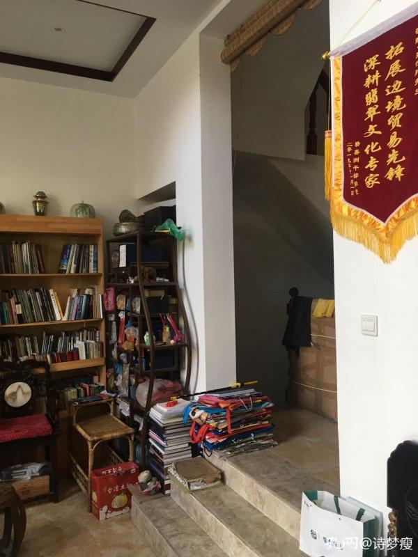 曬曬書架:別人床頭箱子置金錢與重要細軟,而我置的是重要藏書 曬曬書架:別人床頭箱子置金錢與重要細軟,而我置的是重要藏書