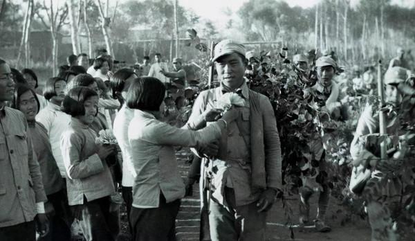 她的七個兒子為抗日犧牲了六個，丈夫也戰死，獨活的老三不受待見