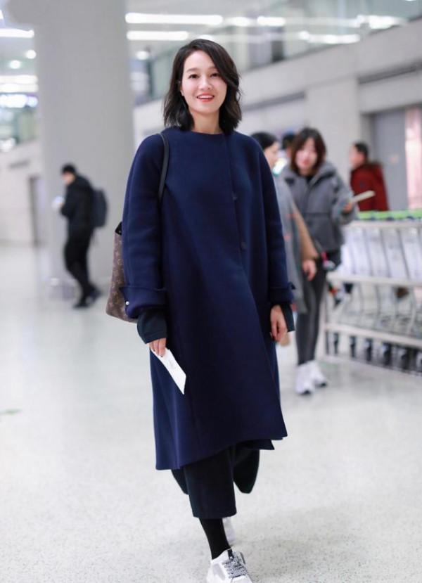 朱丹機場私服真減齡，穿闊腿褲配運動鞋，嘟嘴賣萌模樣哪像38歲？