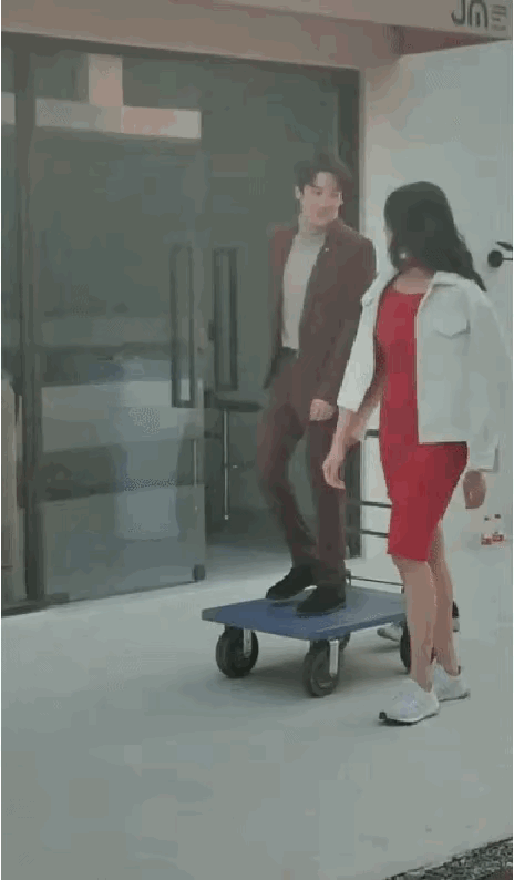 拍個戲就差踩高蹺了，搭戲的演員不曉得會不會跳戲哦