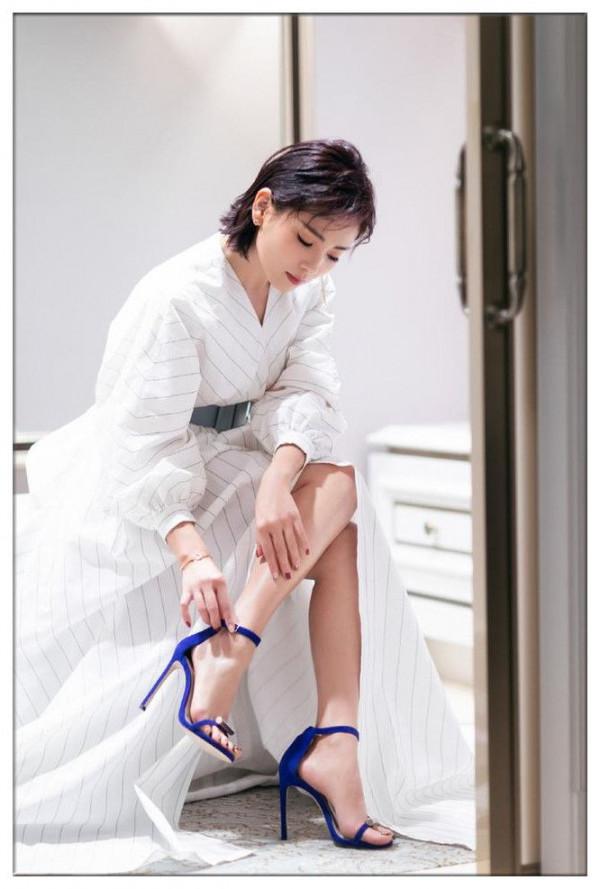 劉濤穿條紋裙亮相優雅又端莊，可她撩開裙子，我卻心疼了