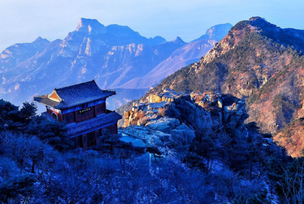 泰山上刻著“蟲二”兩字，日本人百思不得其解，郭沫若卻說很簡單