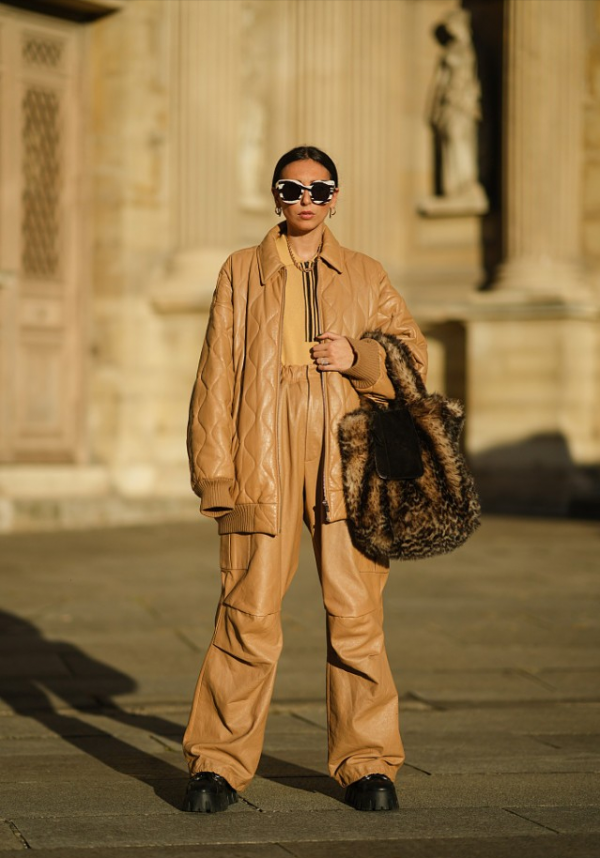 秋冬穿搭選擇暖色,棕色調佔據半邊天,詮釋復古時尚 秋冬穿搭選擇暖色,棕色調佔據半邊天,詮釋復古時尚