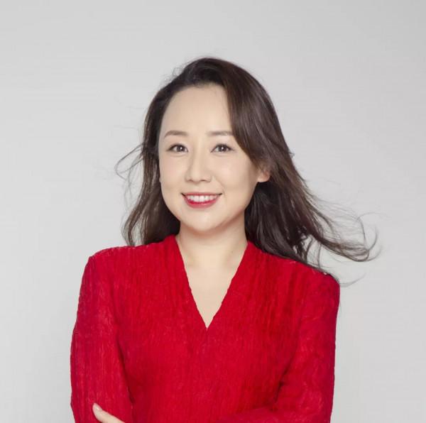 童星關凌曬全家福，自曝與製片人結婚10年，小女兒很像媽媽小時候