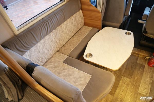 車高不到2.5米還有一個升降床，卓美亞小額頭房車適合一家三口