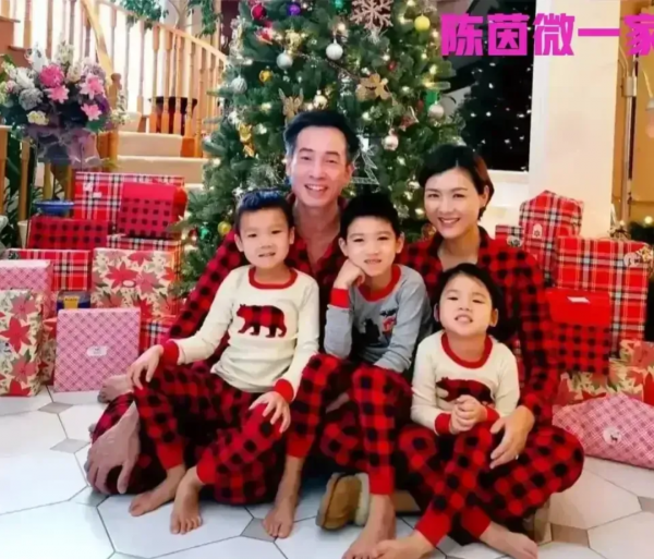 盤點明星全家福，章子怡和小蘋果雙馬尾出鏡，醒寶側臉像媽媽