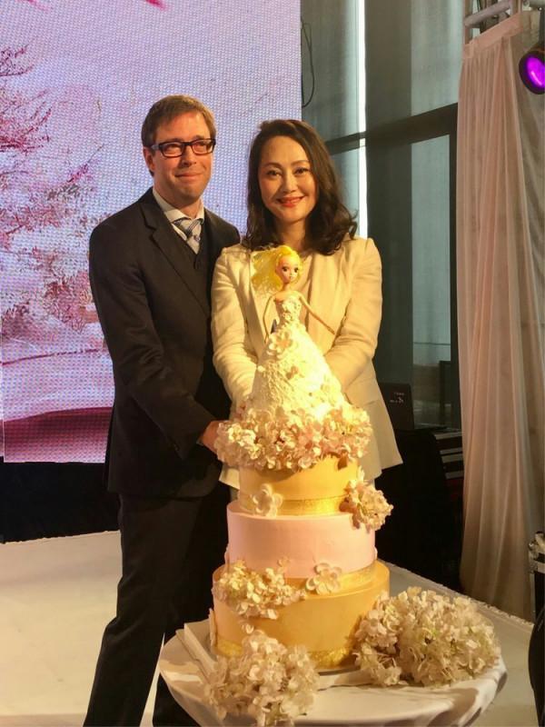 宋佳:21歲嫁42歲京劇大師,26歲離開重病丈夫,55歲嫁比利時老公 宋佳:21歲嫁42歲京劇大師,26歲離開重病丈夫,55歲嫁比利時老公