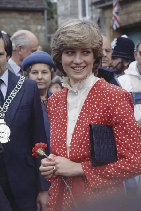 戴安娜王妃在鏡頭前那麼美，離不開這個設計師，還有兩個生活習慣