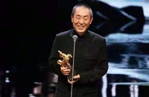 頒獎典禮，張藝謀和女藝人合影，張子楓劉浩存沈月位列其中