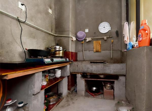 沒錢裝修我住進毛坯房，水泥書桌磚頭茶几，女朋友見了也嫌棄