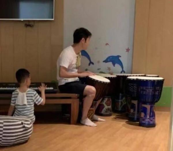 撒貝南一家四口出遊太溫馨！老婆穿短褲秀美腿，他卻黑得像大煤炭