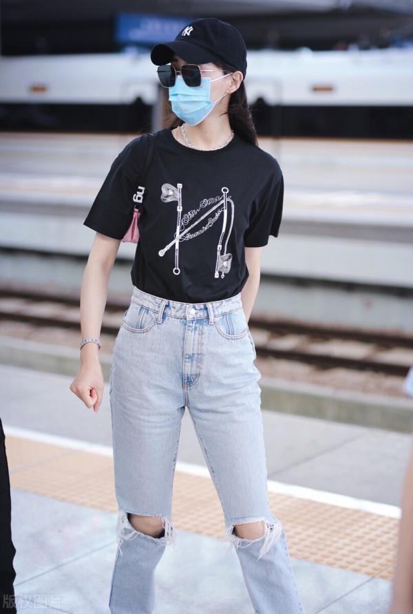 唐嫣穿黑色T恤搭配破洞牛仔褲，戴棒球帽簡單時髦