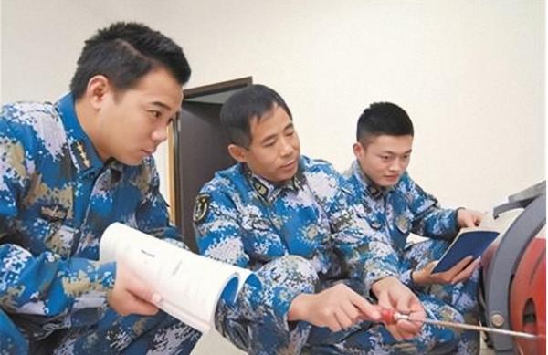 上陣父子兵！潛艇兵王王昌來服役35年，兒子是他的“頂頭上司”