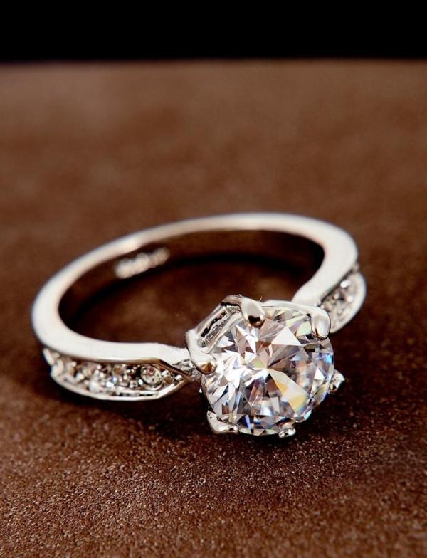 英國真實兇案:前任將她“葬”入土中,她卻靠一枚戒指爬出地面 英國真實兇案:前任將她“葬”入土中,她卻靠一枚戒指爬出地面