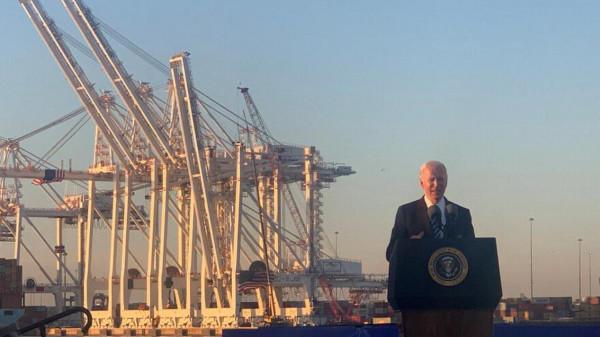 拜登重蹈奧巴馬覆轍！拿巨幅國旗擋住漢字，掩耳盜鈴成全世界笑柄