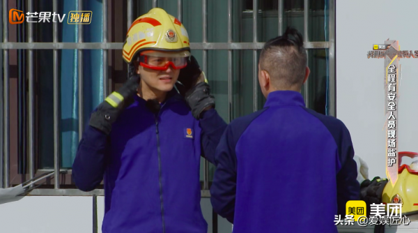 毫無常識!張淇用水撲滅燃氣罐,險些釀成大禍,幸虧張晉及時制止 毫無常識!張淇用水撲滅燃氣罐,險些釀成大禍,幸虧張晉及時制止