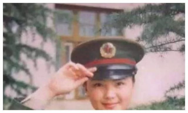 韓紅自稱曾是校花，以為是玩笑，看到她18歲軍裝照：我信了