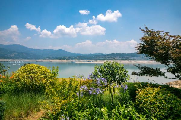 這個建在三峽大壩旁的小城，實力很強卻很低調，擁有大美風光風物