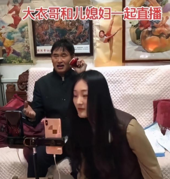 大衣哥10年沉浮錄:人性矛盾,親人吸血,成也名敗也名 大衣哥10年沉浮錄:人性矛盾,親人吸血,成也名敗也名