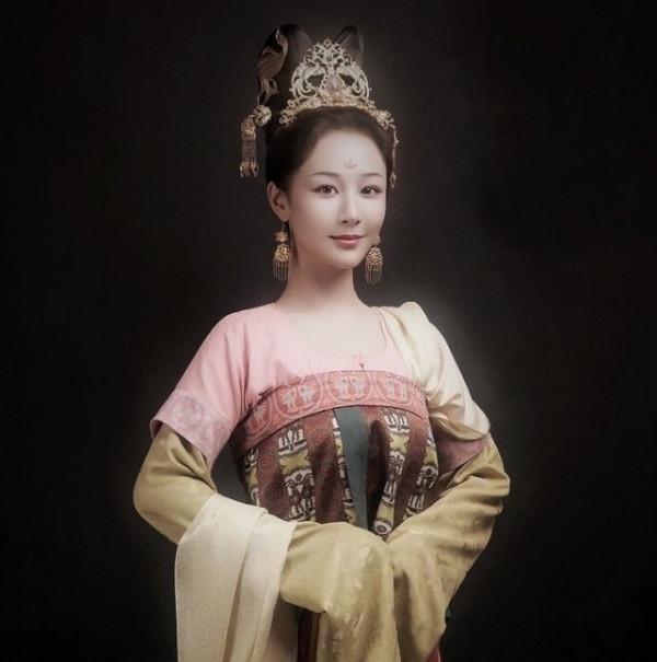 劇裡古裝“醜爆”、綜藝卻美翻!這4個女明星的問題出在哪? 劇裡古裝“醜爆”、綜藝卻美翻!這4個女明星的問題出在哪?