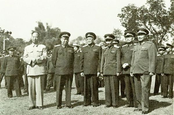 抗戰時，我國中將騎馬闖入日軍陣地，日軍為什麼排隊給他敬禮？