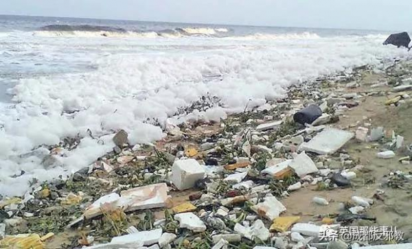 印度海灘被有毒泡沫包圍，孩子們卻把它當成了遊樂場
